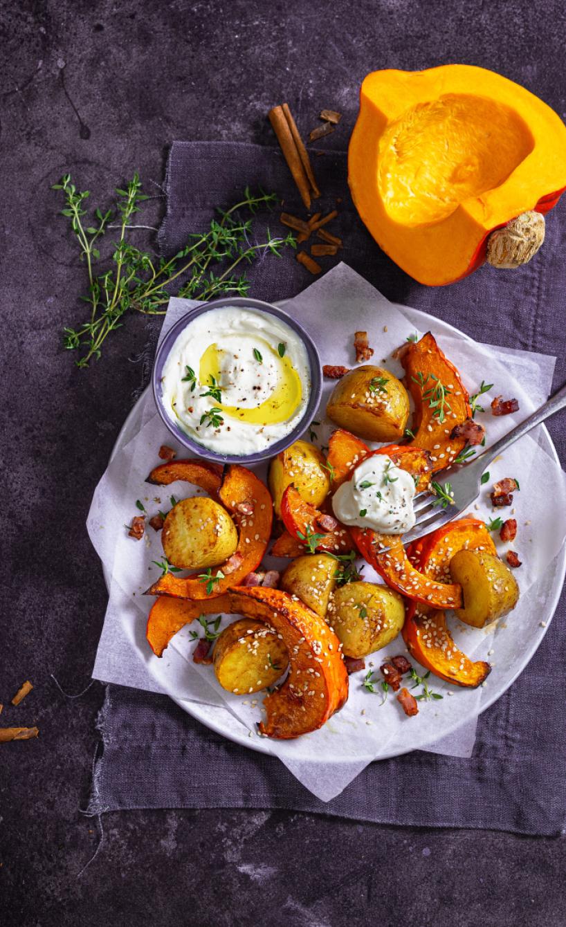 Knusprige Kürbis-Kartoffel-Wedges mit Whipped Feta