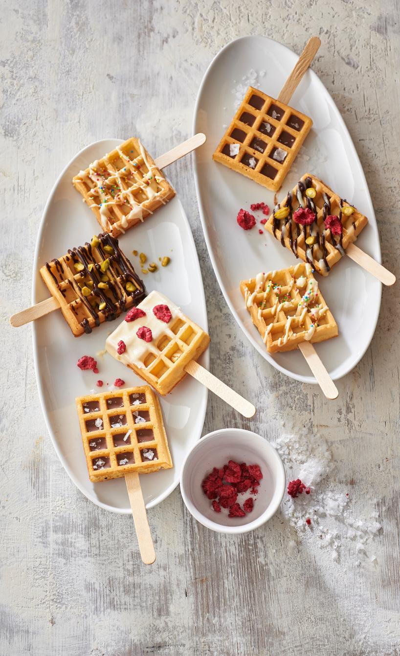 Süße Waffeln am Stiel mit Schokolade und Himbeeren