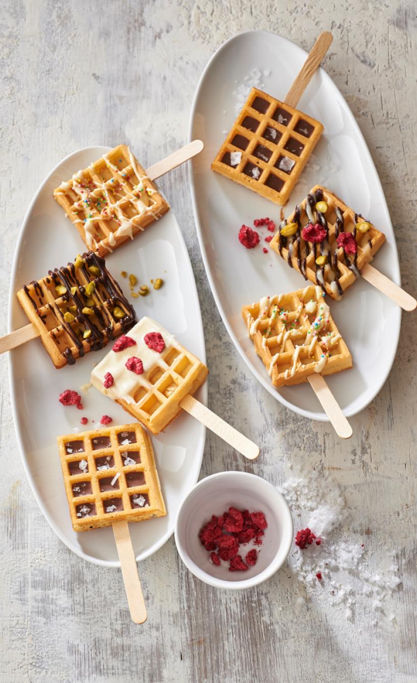 Süße Waffeln am Stiel mit Schokolade und Himbeeren