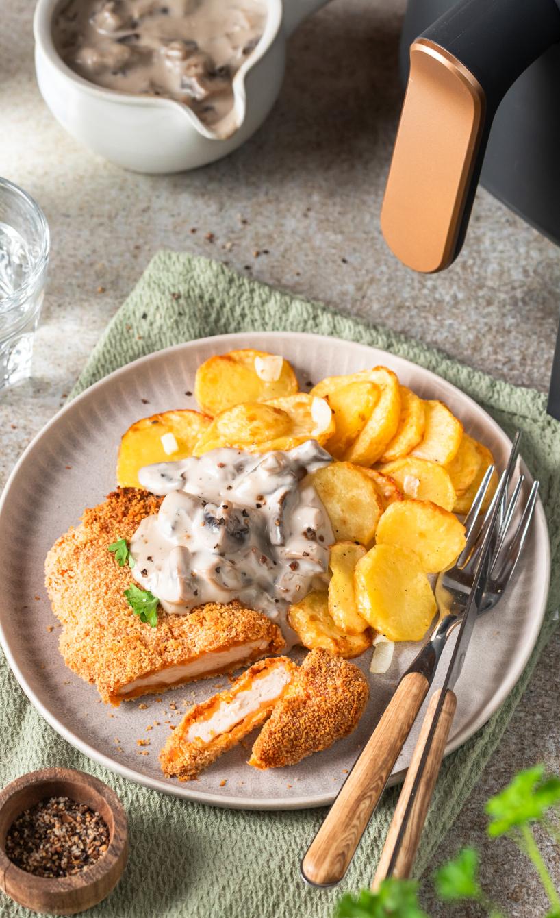Schnitzel mit Bratkartoffeln und Pilz-Rahmsoße