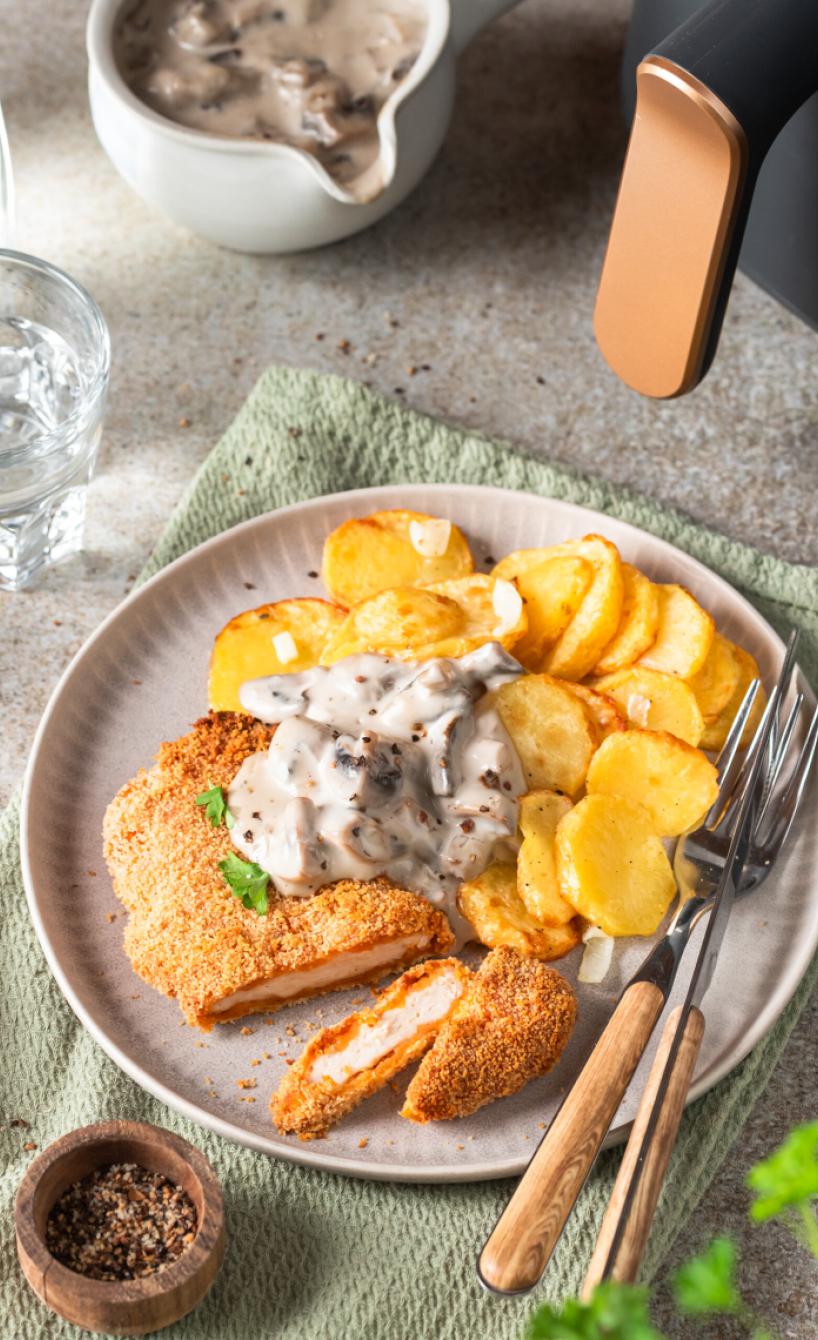 Schnitzel mit Bratkartoffeln und Pilz-Rahmsoße
