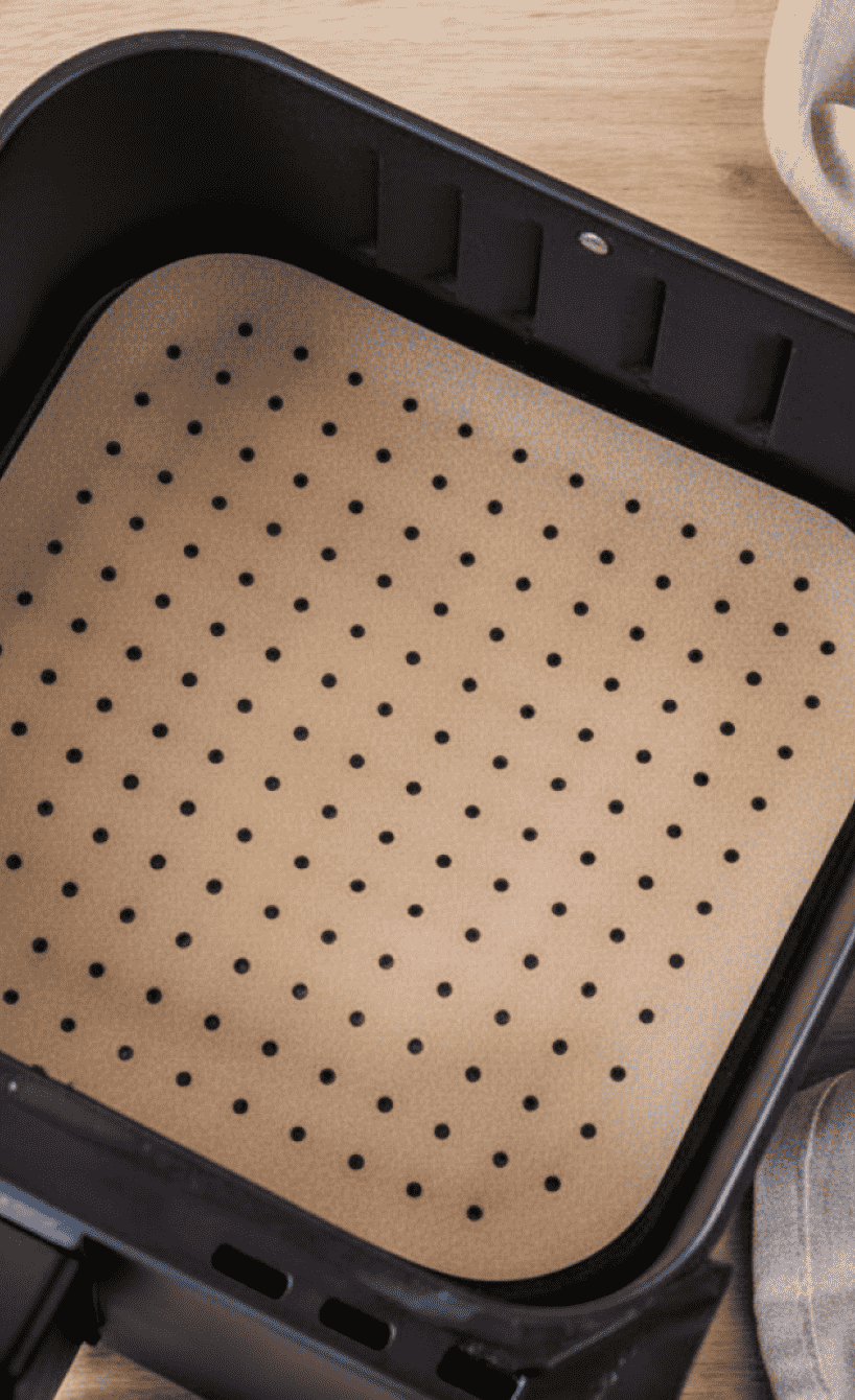Gelochtes Backpapier im Garkorb eines Airfryers