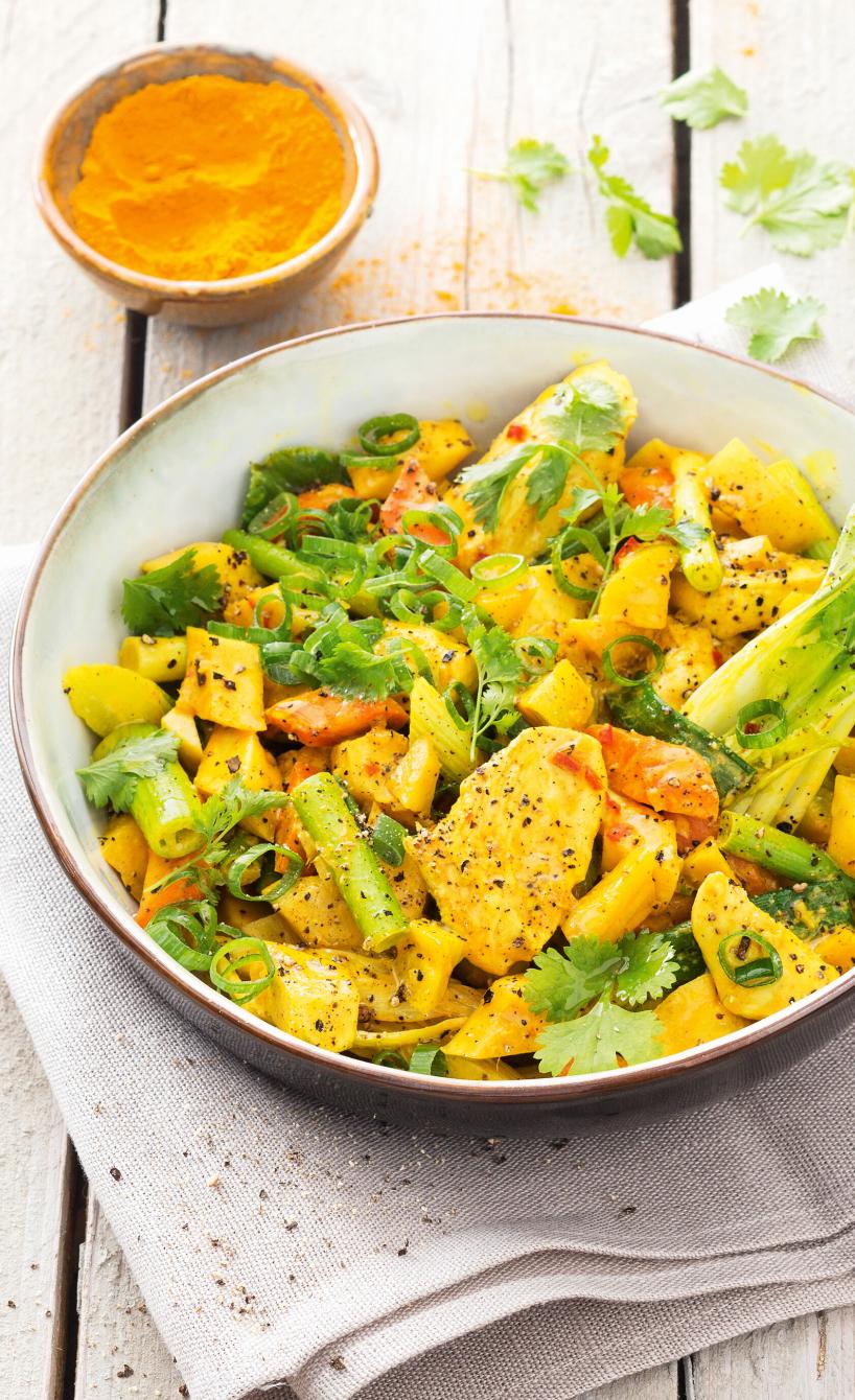 Indisches Curry Rezept mit Hähnchen in einer hellen Schüssel.