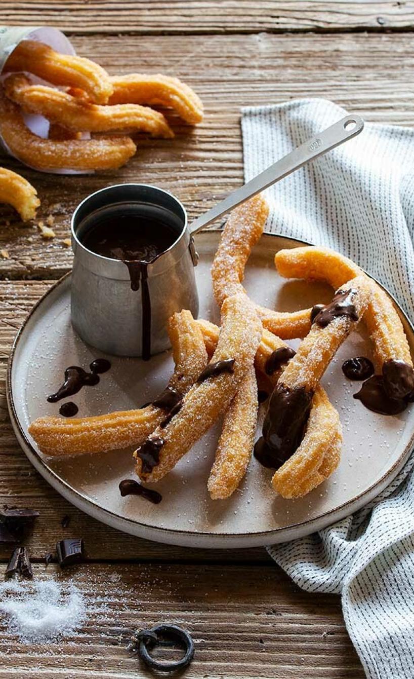 Knusprige Churros mit Schokosauce
