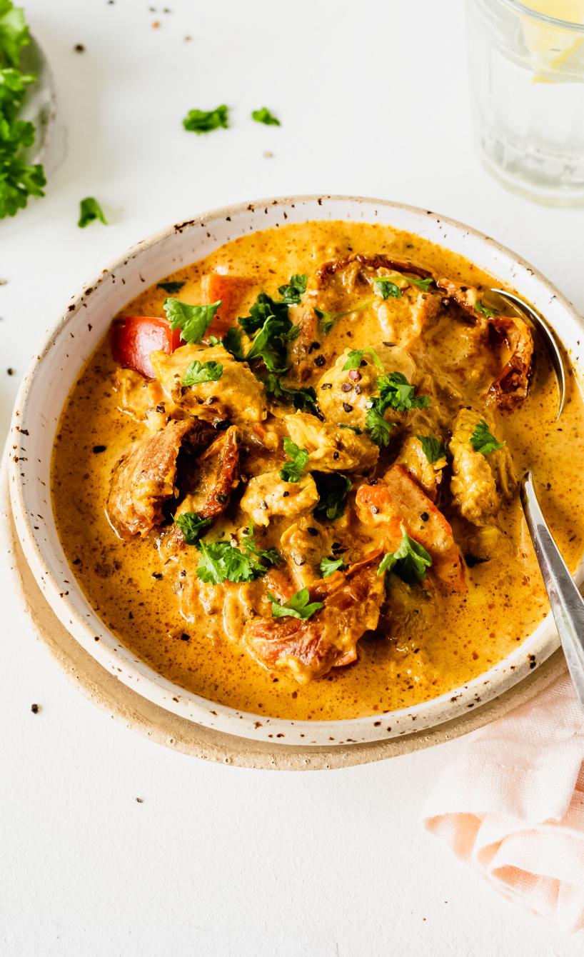 Cremige Hähnchen-Käse-Suppe in einem tiefen Teller.