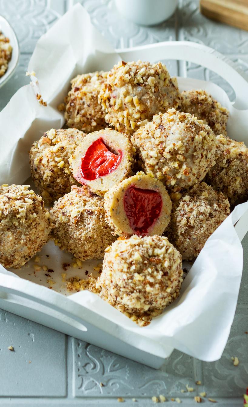 Erdbeer-Nuss-Bällchen in einem Körbchen.