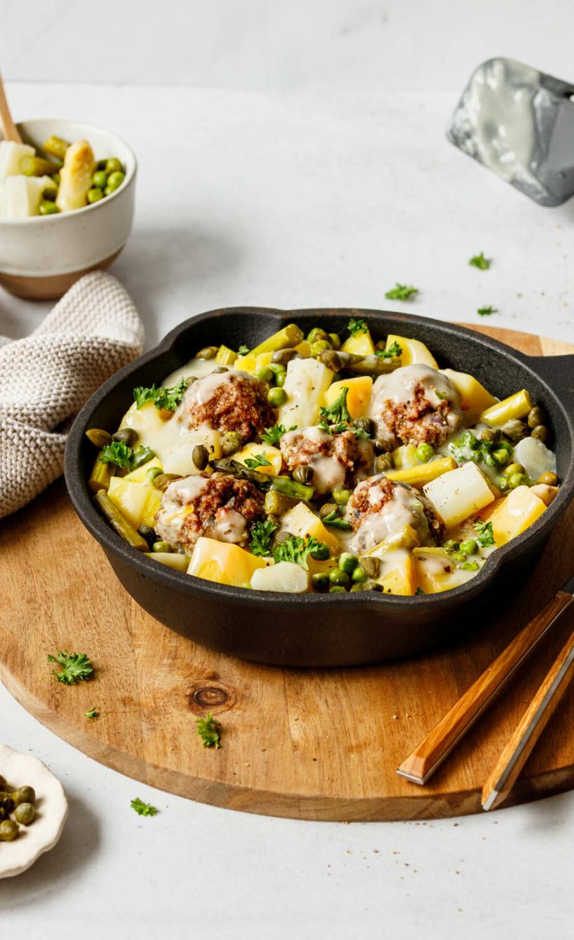 Frühlingstopf mit Hackbällchen und Spargel