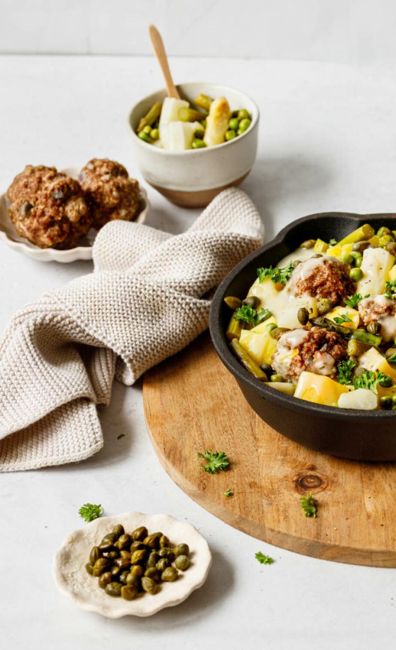 Frühlingstopf mit Hackbällchen und Spargel