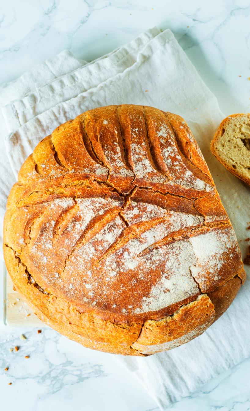 Selbst gebackenes Brot aus dem AirFryer mit knuspriger Kruste
