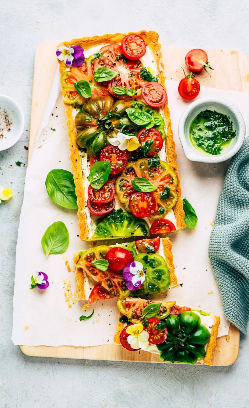 Tomaten-Tarte mit bunten Tomaten und Basilikum ganiert