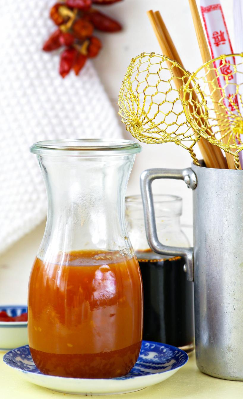 Schnelle Süßsauer-Soße in einer Glaskaraffe