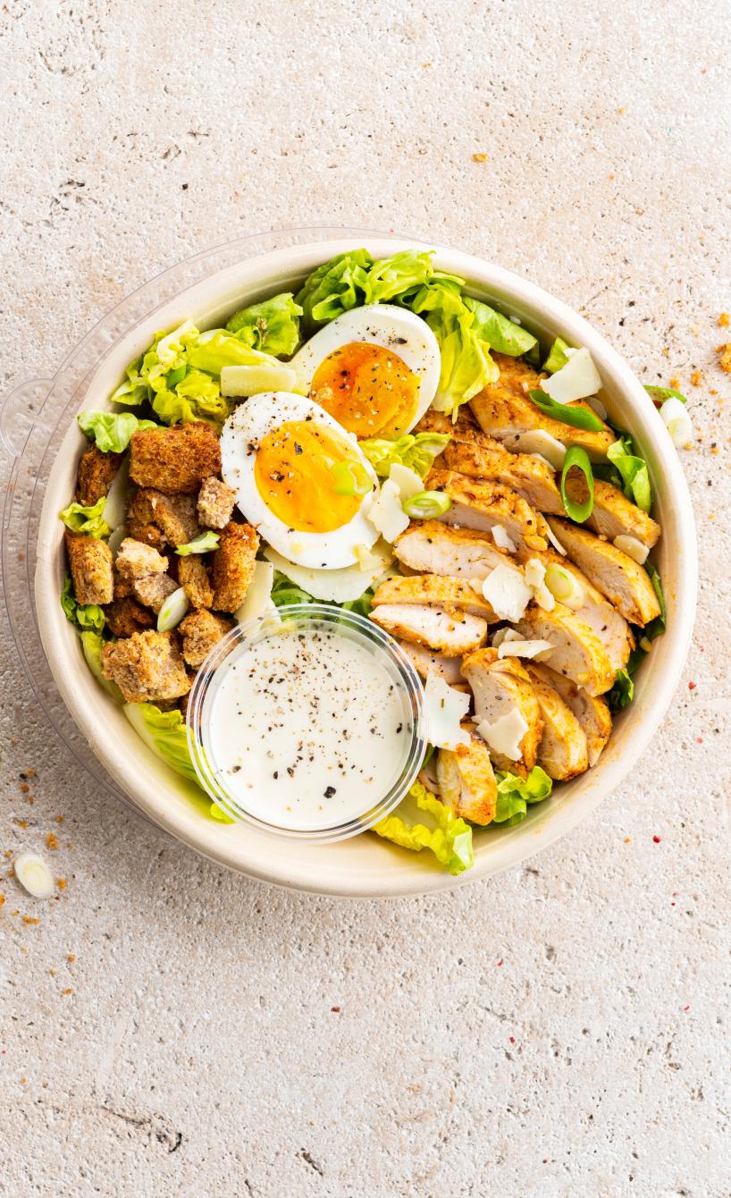 Caesar Salad mit Hähnchenbrust und gekochtem Ei