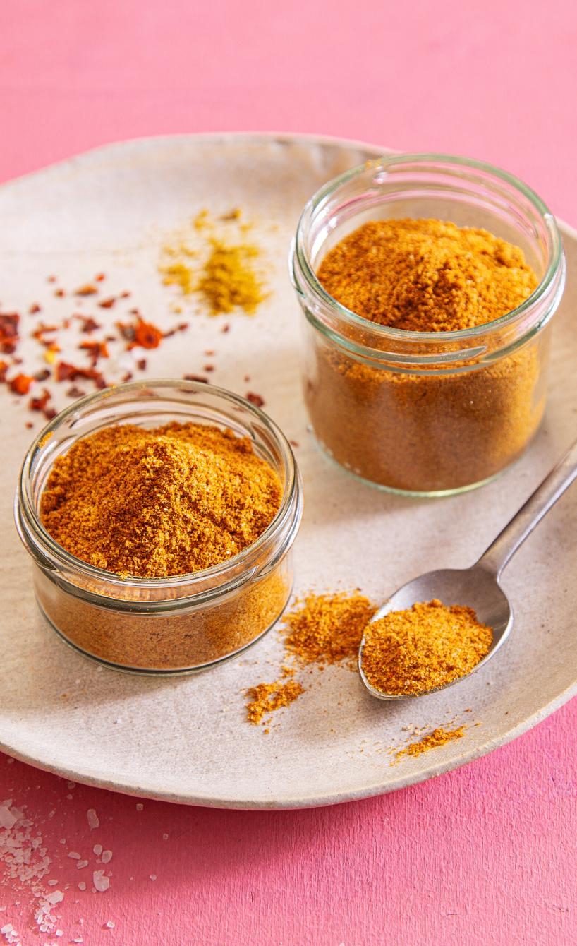 Hähnchengewürz in zwei kleinen Glasschälchen.