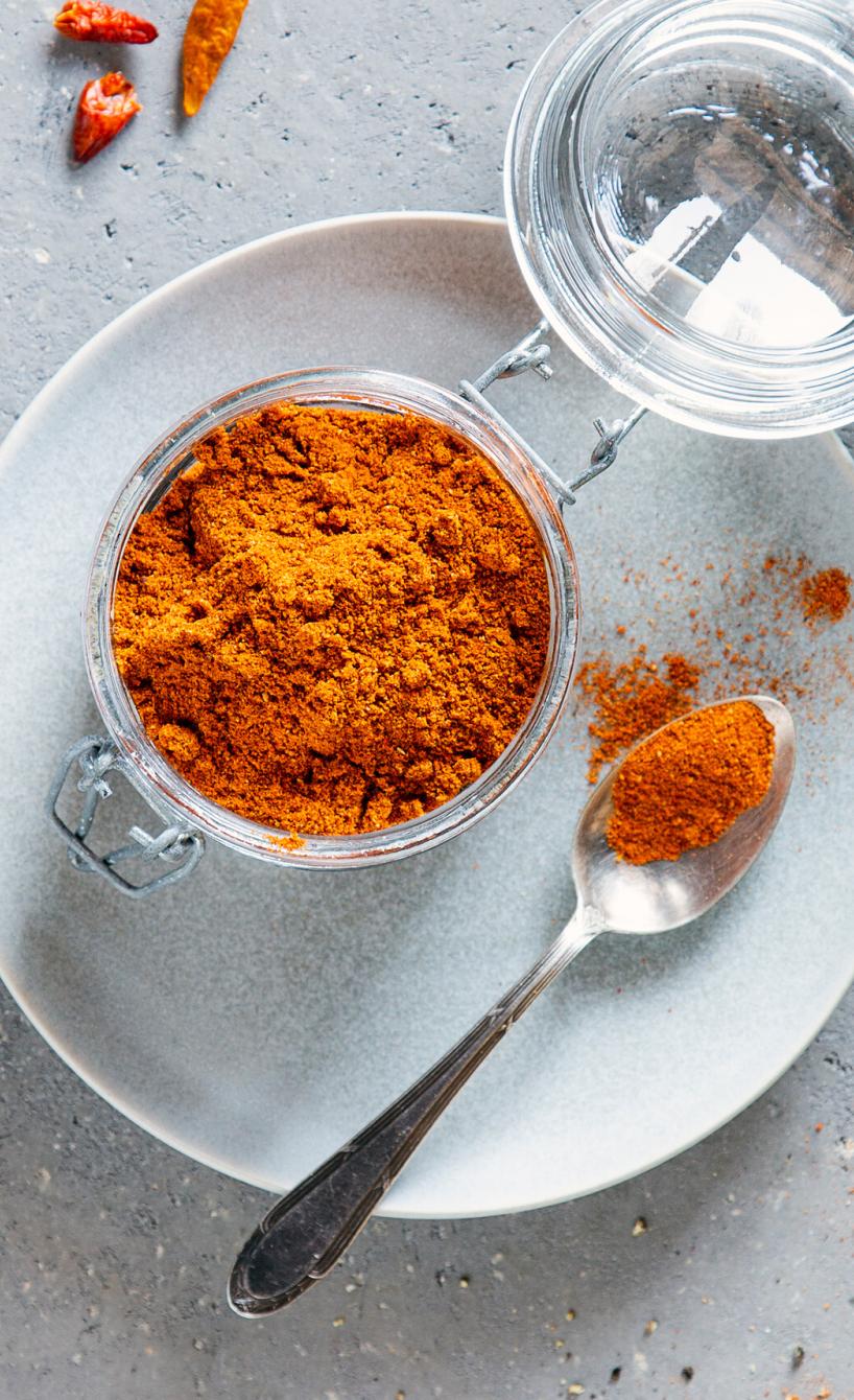 Sewlbstgemachtes BBQ Gewürz in einem Glasschälchen