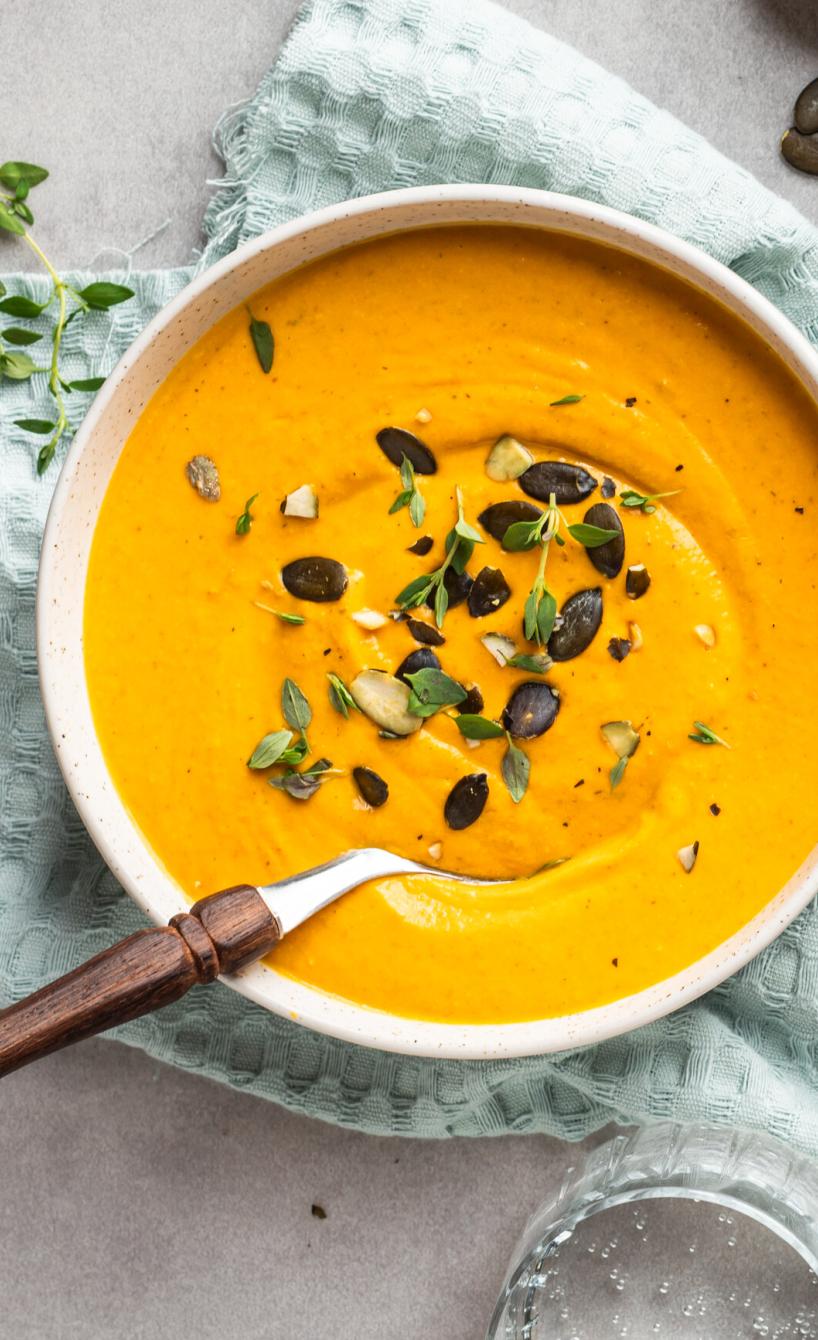 Kürbissuppe mit Kernen in zwei Schüsseln.