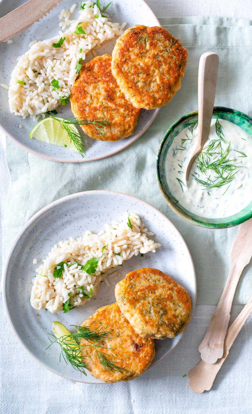 Lachsfrikadellen mit Reis und Remoulade