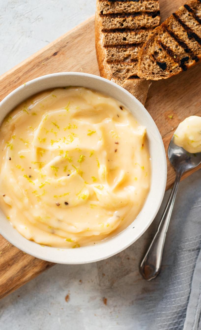 Limetten-Aioli in einem Schälchen.