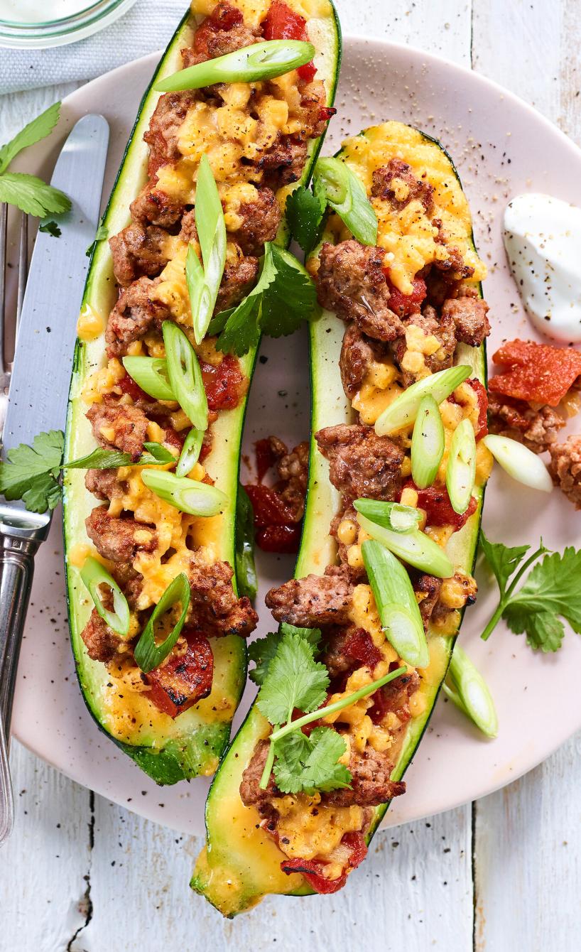 Mit Bolognese gefüllte Zucchini