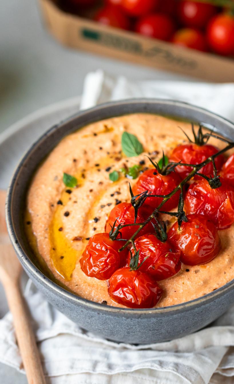 Tomaten Dip aus gerösteten Tomaten in einer Schüssel.