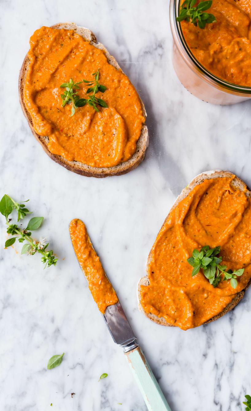 Paprika Pesto auf zwei Brotscheiben verstrichen.