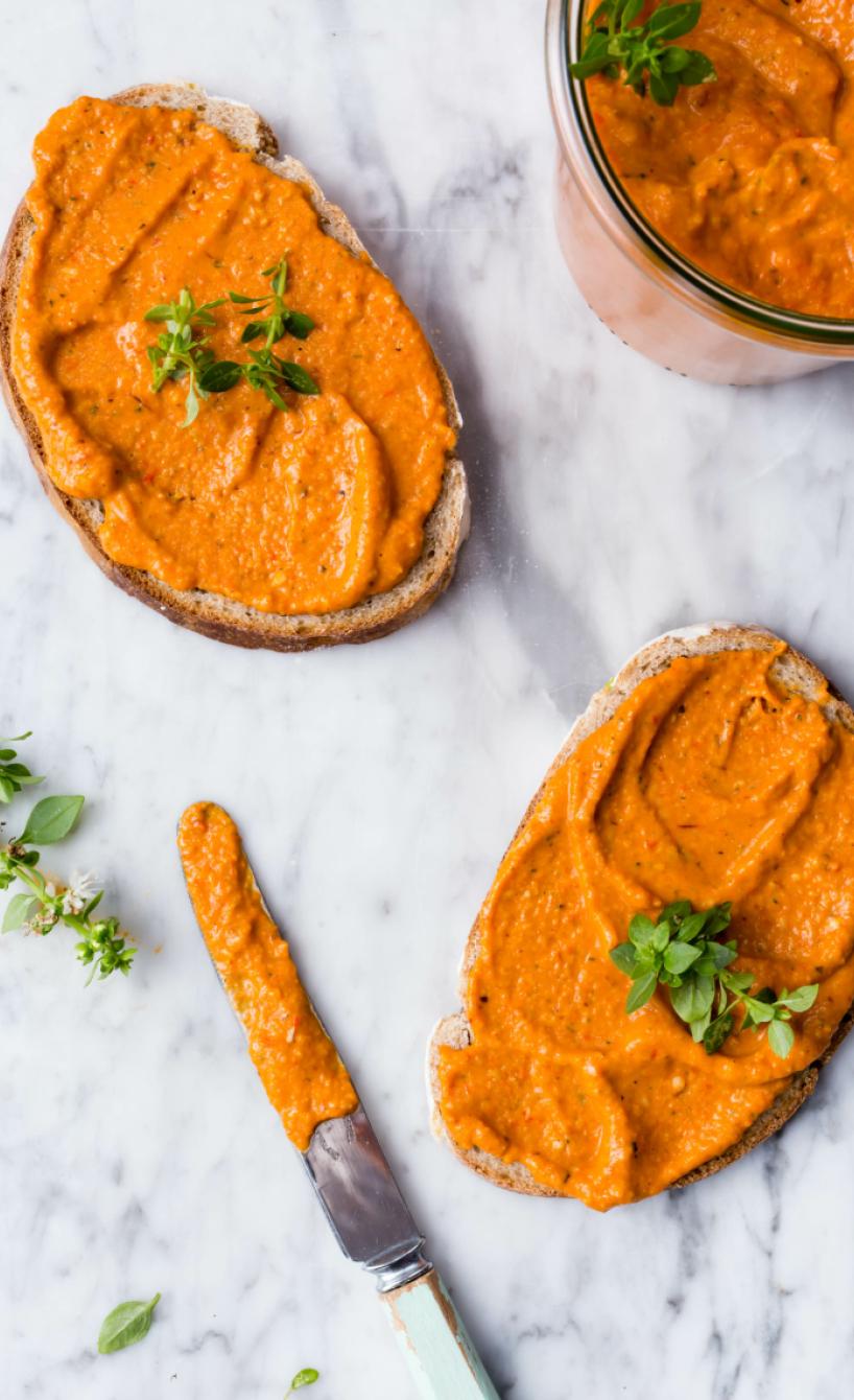 Paprika Pesto auf zwei Brotscheiben verstrichen.