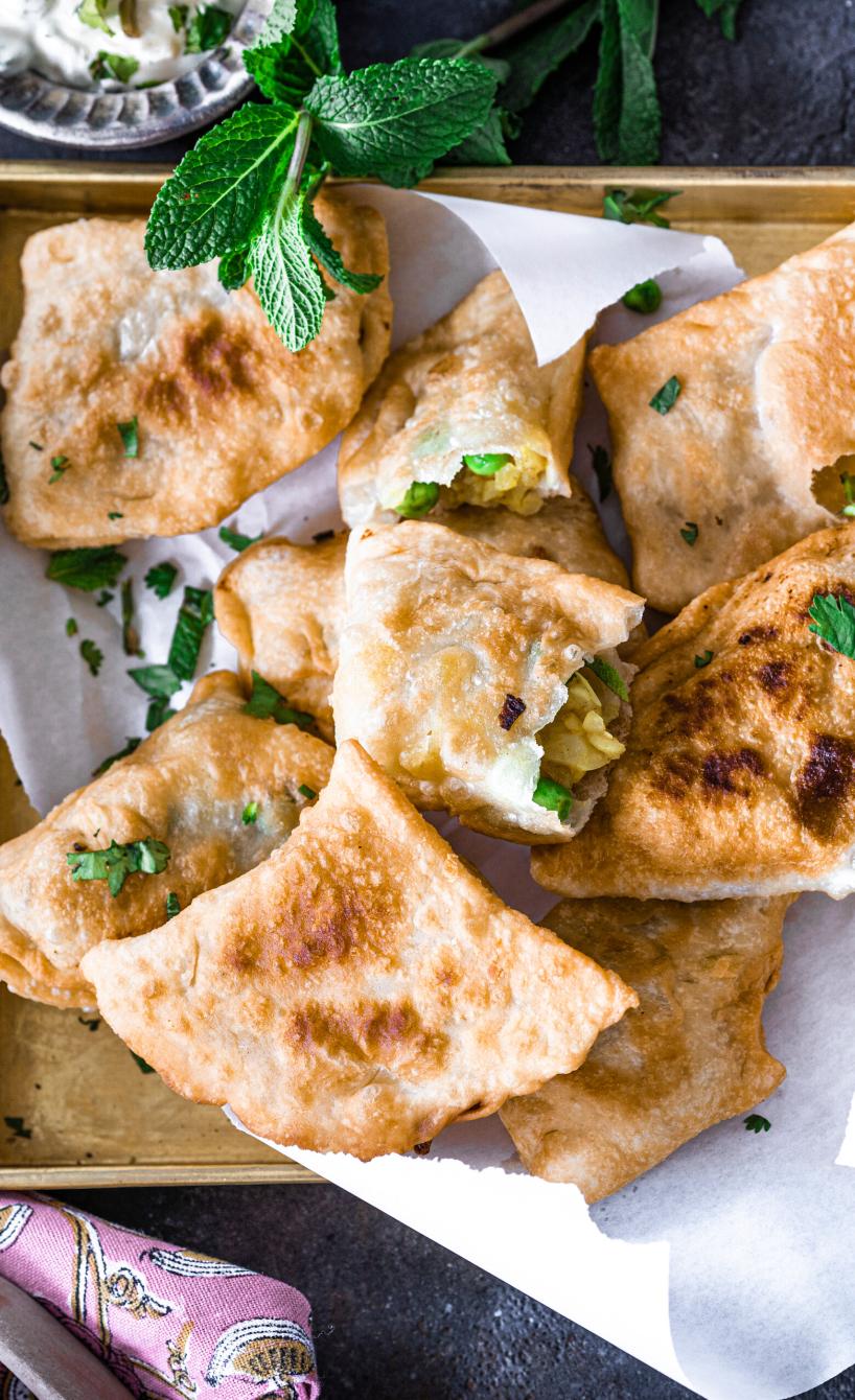 Samosas mit vegetarischer Füllung und Minz-Joghurt