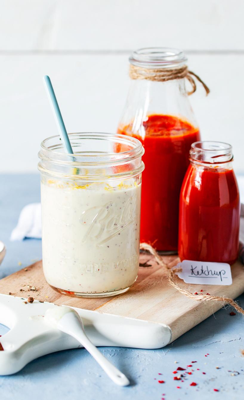 Vegane Mayonnaise in einem Glas mit Löffel.
