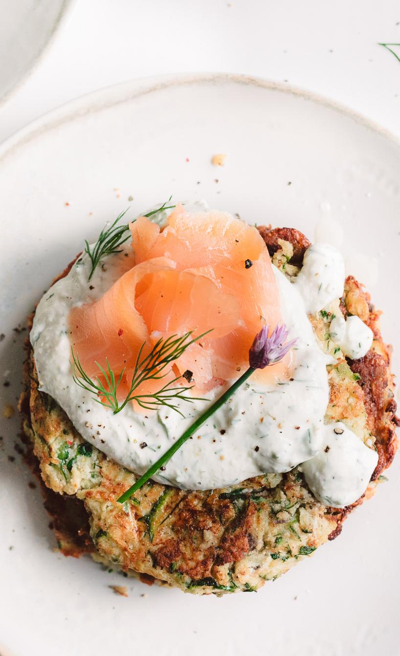 Zucchini-Puffer mit Lachs und Meerrettichcreme