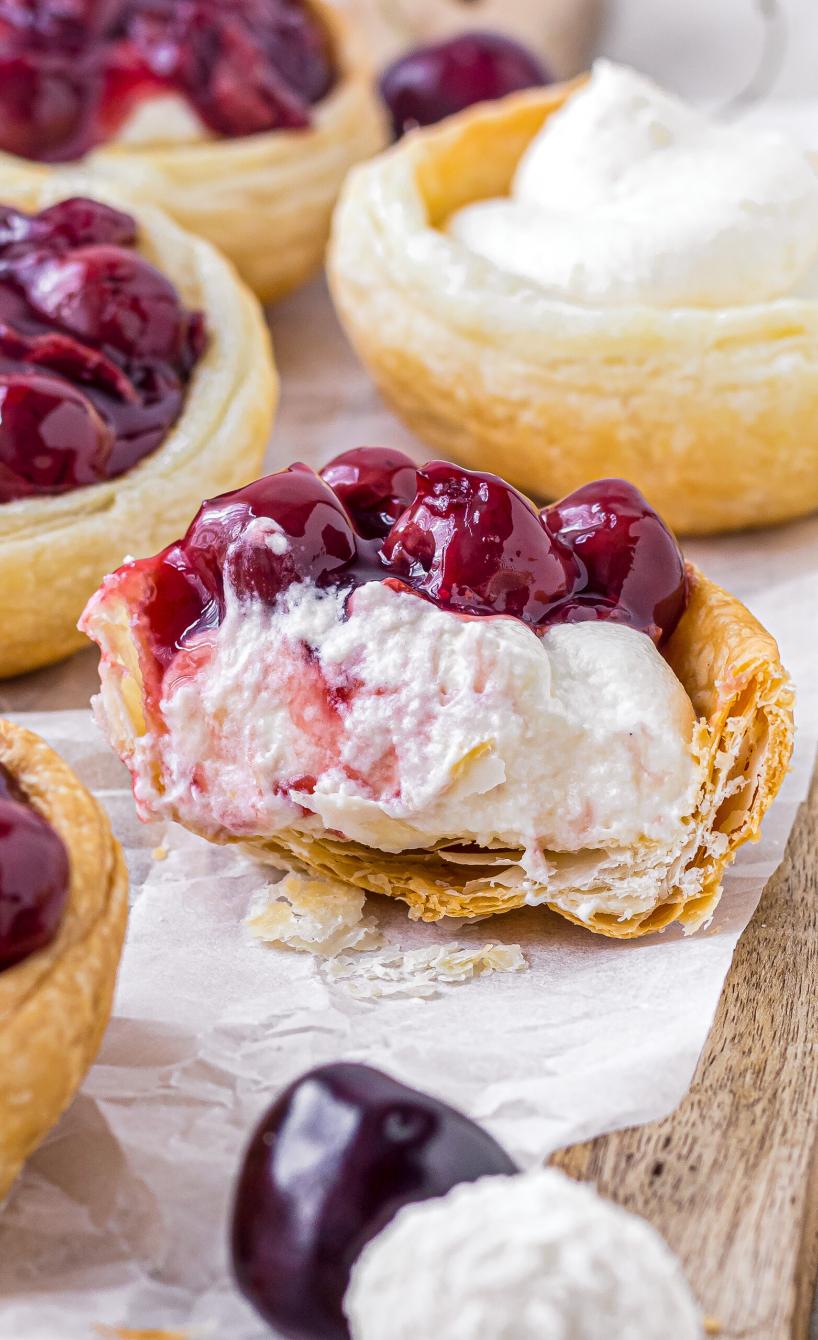 Blätterteig-Cups mit „Raffaello"-Creme und Kirschen