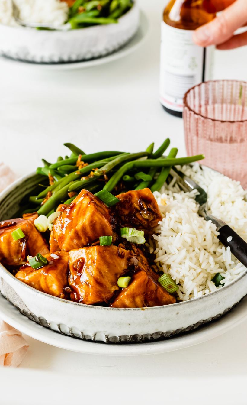 Teriyaki-Lachswürfel mit Reis und grünen Bohnen