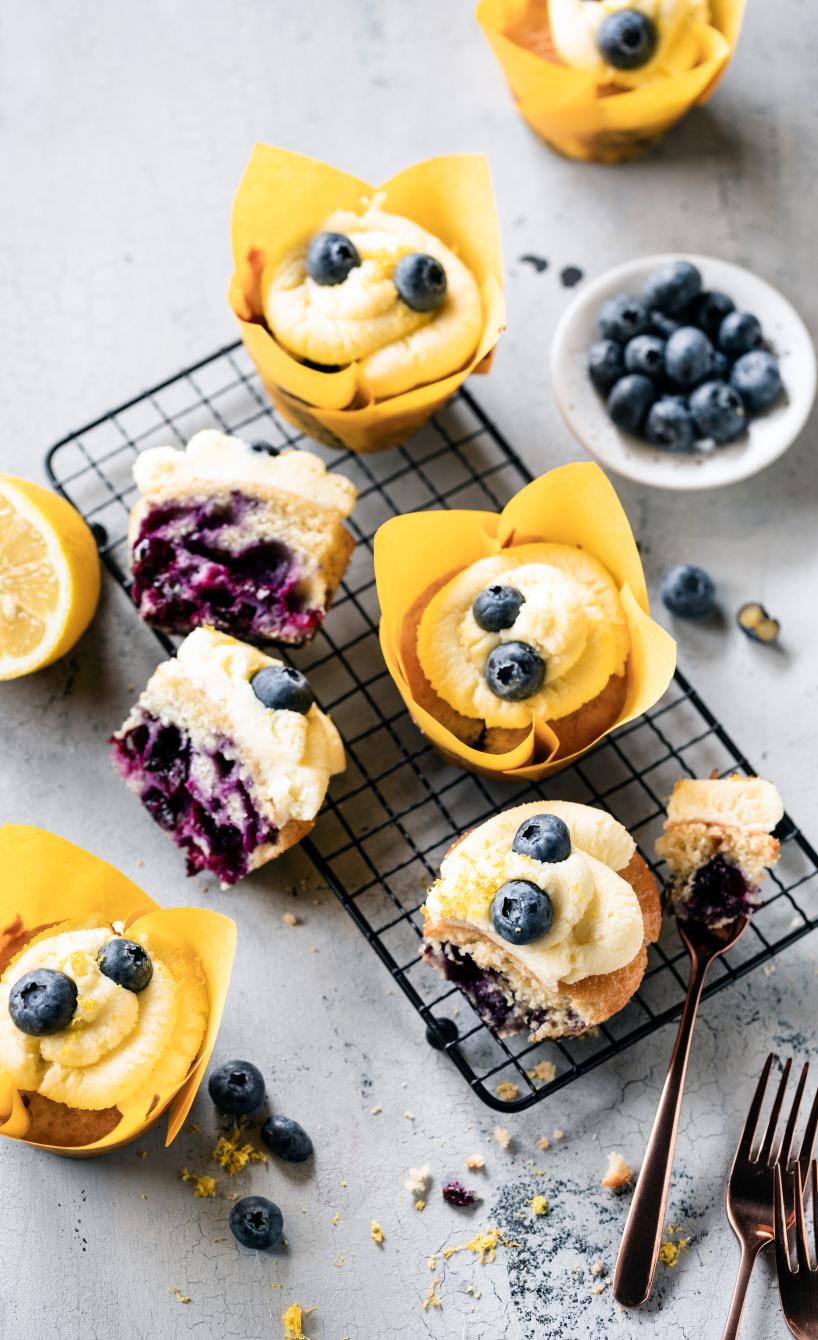 Zitronen-Cupcakes mit Blaubeeren und Frosting