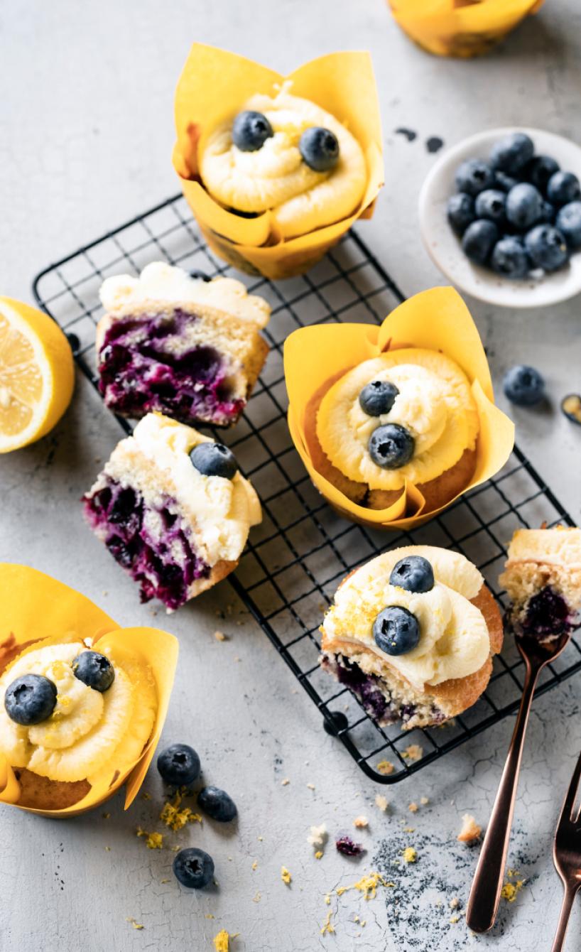 Zitronen-Cupcakes mit Blaubeeren und Frosting