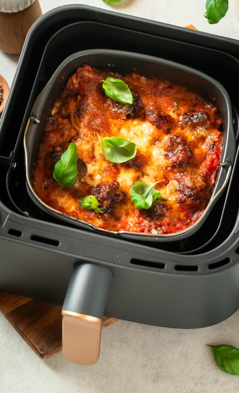 Spagehtti und Fleischbällchen überbacken im Garkorb einer Heißluftfritteuse