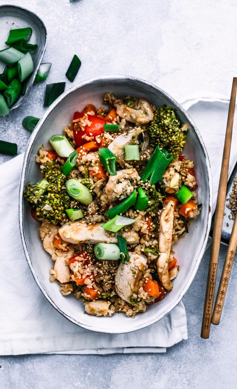 Asiatischer Bratreis mit Gemüse und Hähnchen