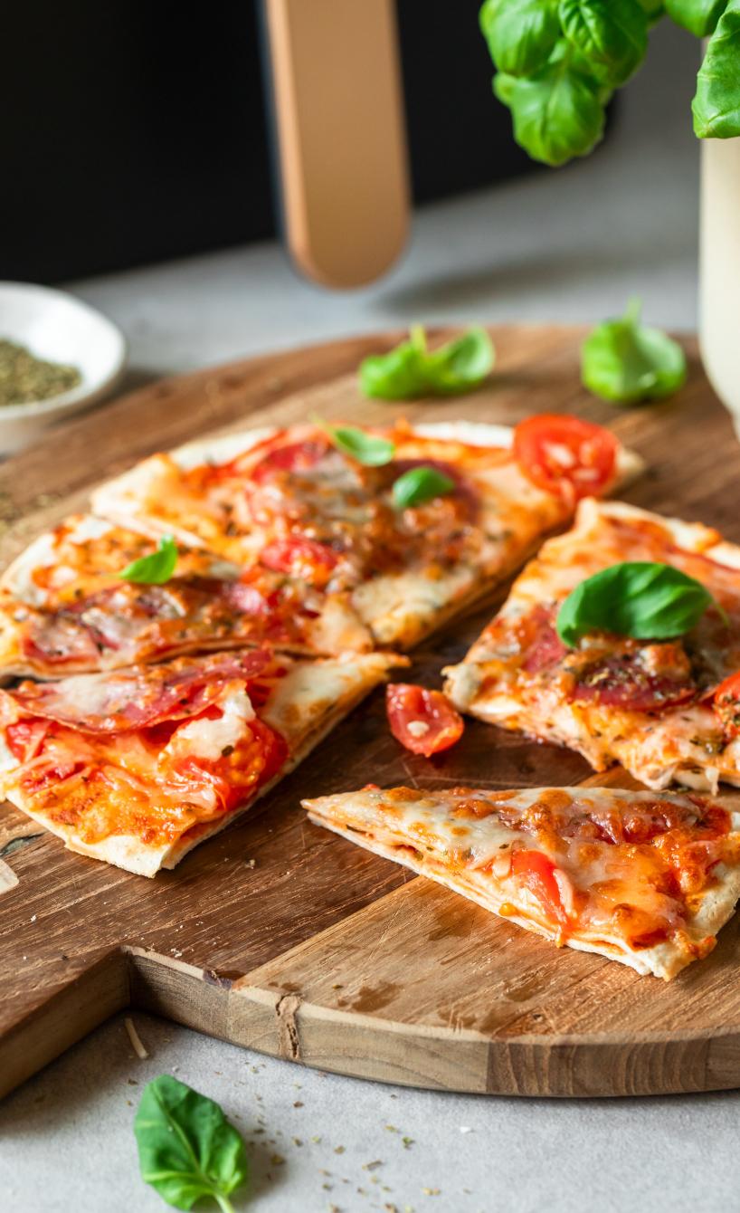 Wrap Pizza mit Salami auf einem Holzbrett