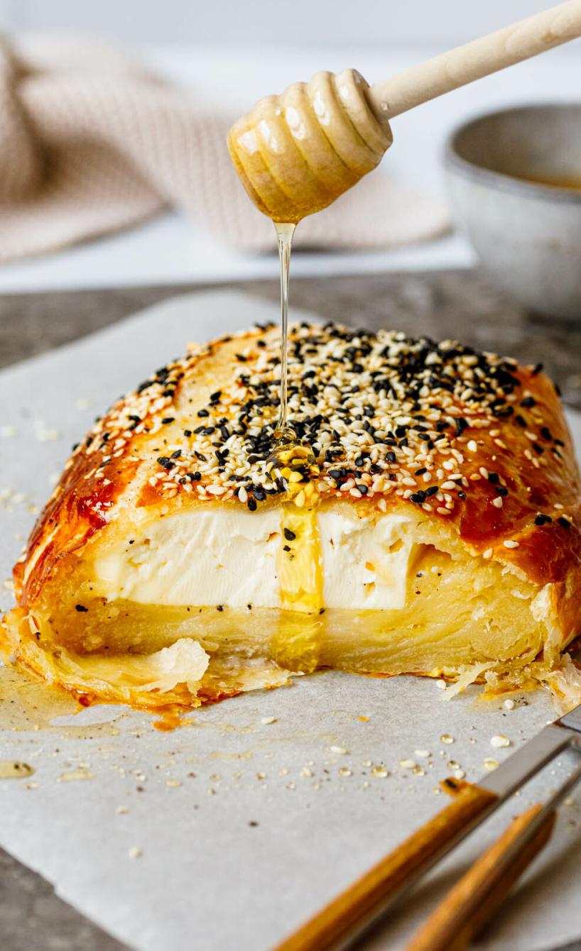 Gebackener Feta mit Honig in Blätterteig