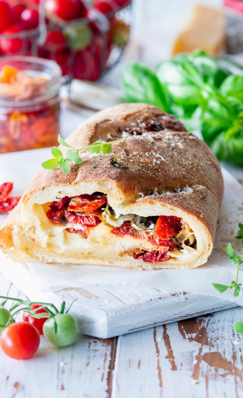 Gefülltes Brot mit langsam gerösteten Tomaten und Käse
