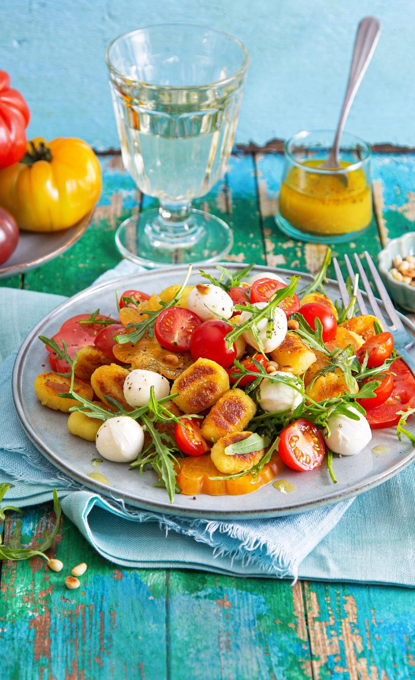 Gnocchi-Tomaten-Salat mit Mozzarella