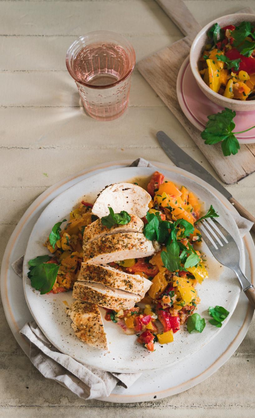 Hähnchenbrustfilets mit Paprikasalat