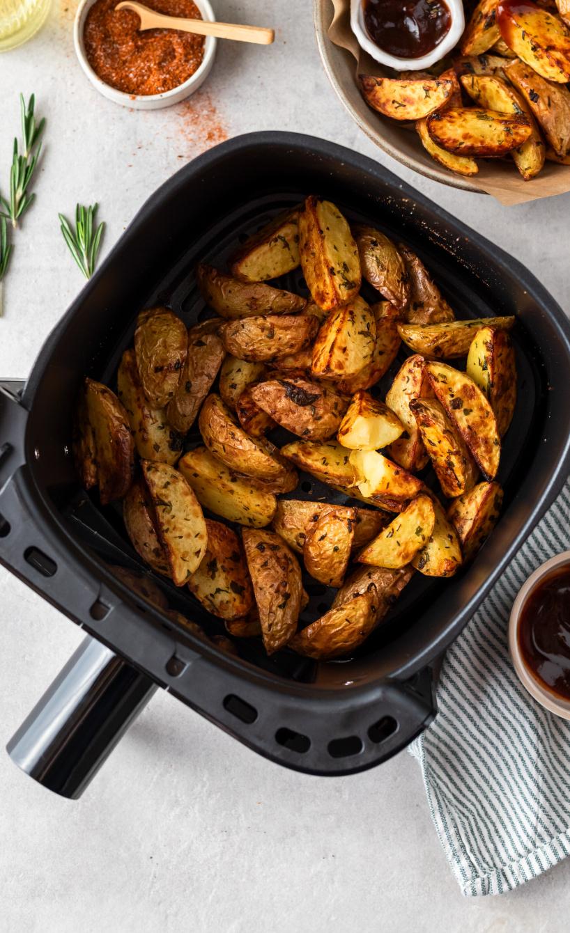 Wedges aus frischen Kartoffeln gewürzt und gebacken in einer Heißluftfritteusenschublade
