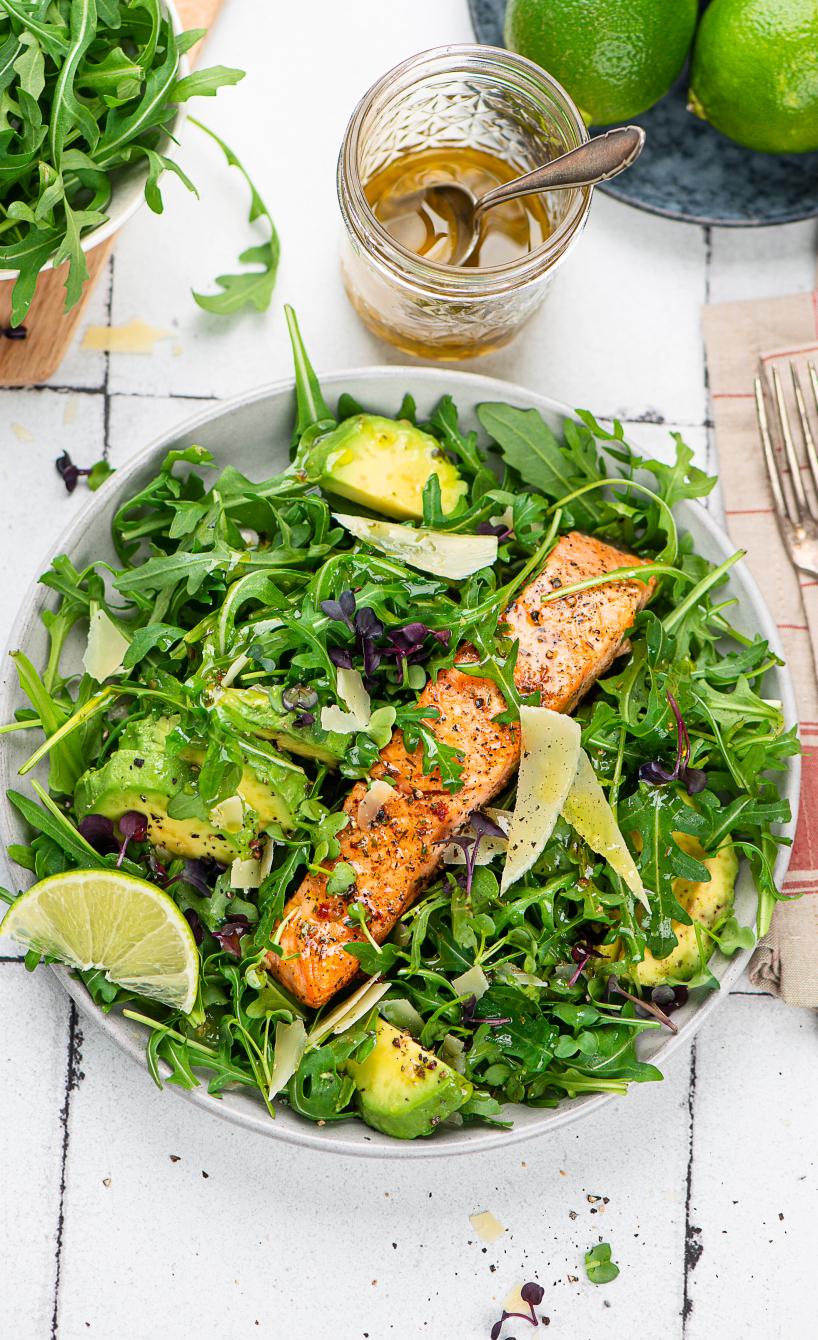 Lachs aus dem Ofen auf Avocado-Rucola-Salat