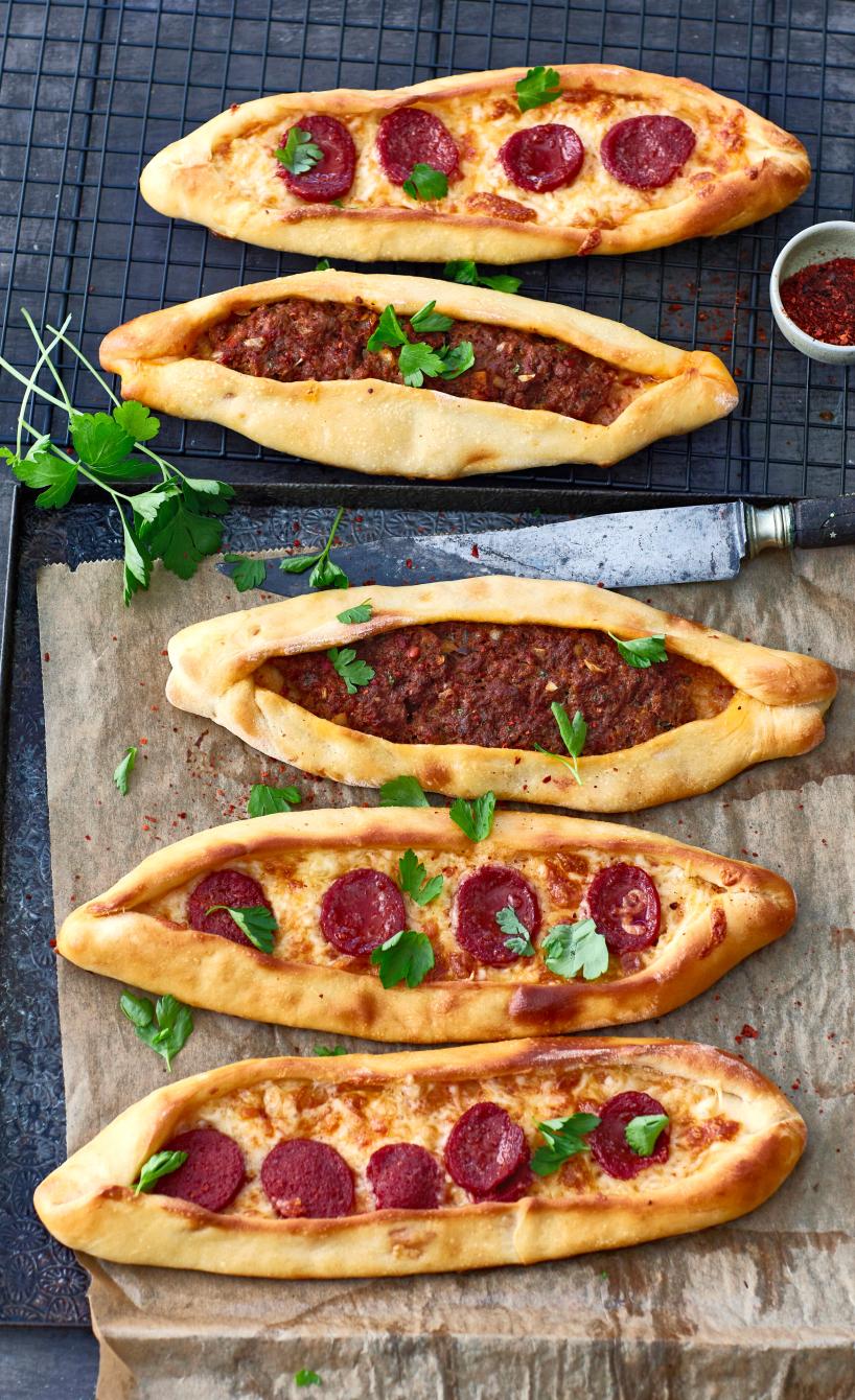 Pizza-Pide Salami & Bolognese