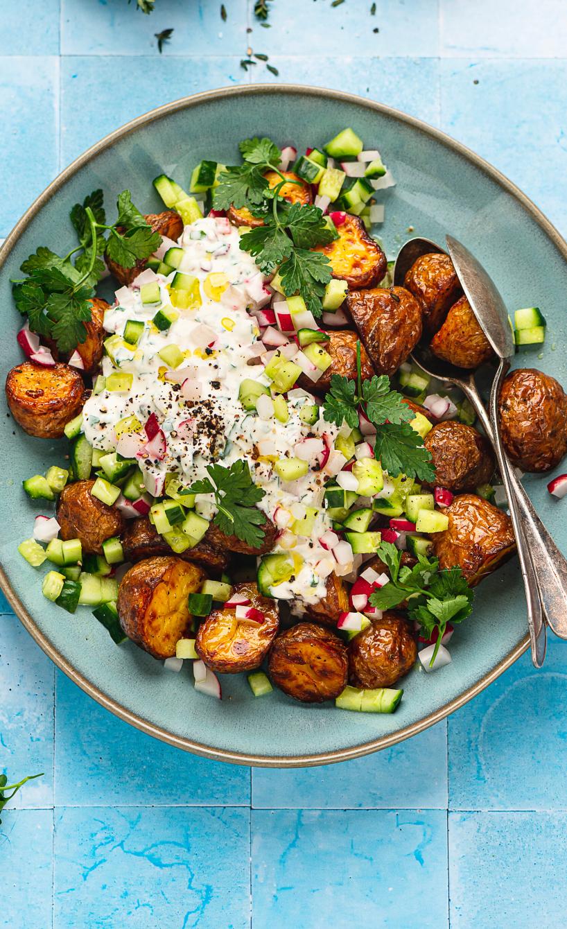 Kartoffelsalat aus gebackenen Drillingen mit Joghurtdressing auf einem Teller