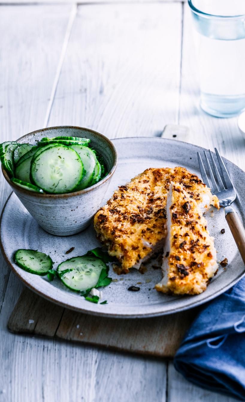 Schweineschnitzel in Röstzwiebelpanade mit Gurkensalat