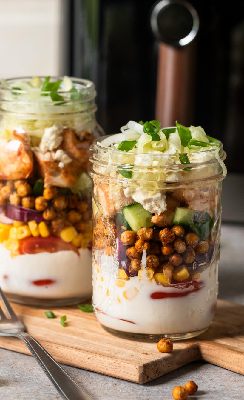 Knuspriger Chicken-Ranch-Salat im Glas