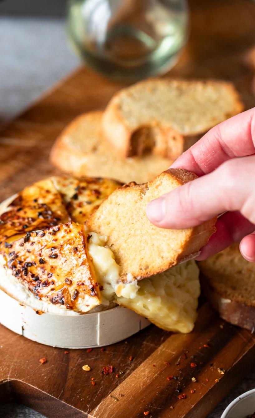Camembert mit Knoblauch und Honig