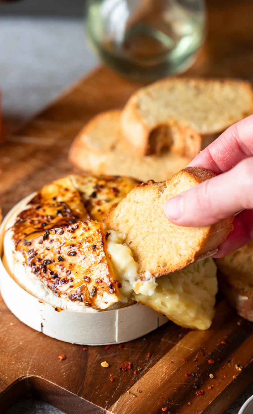 Camembert mit Knoblauch und Honig