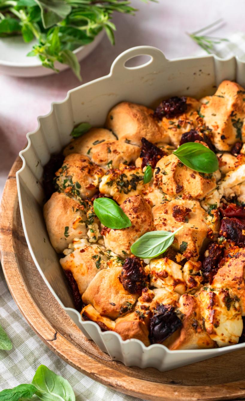 Mediterranes Zupfbrot mit Feta und getrockneten Tomaten 