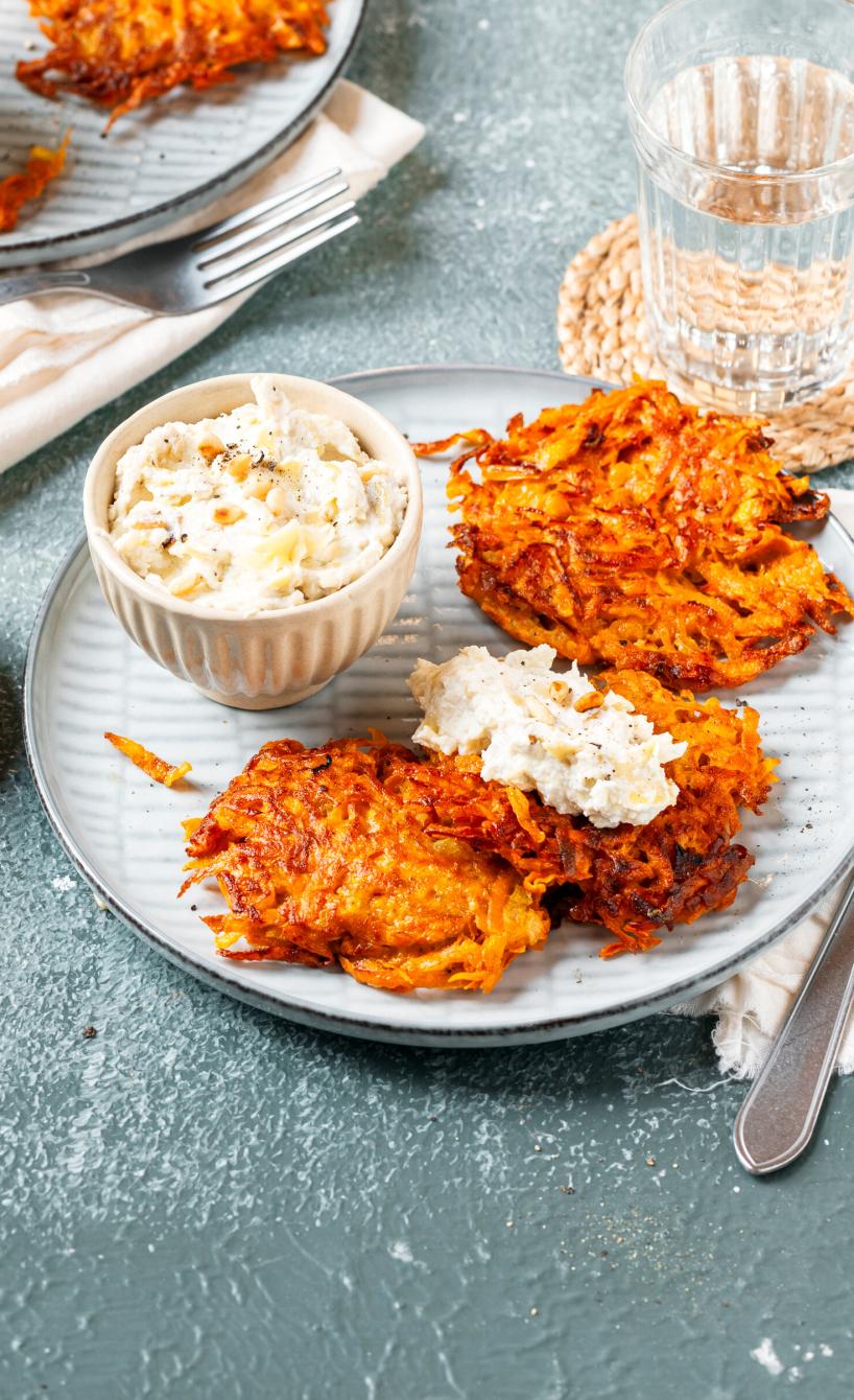 Heißluftfrittierte Süßkartoffelpuffer angerichtet mit Dip auf einem Teller