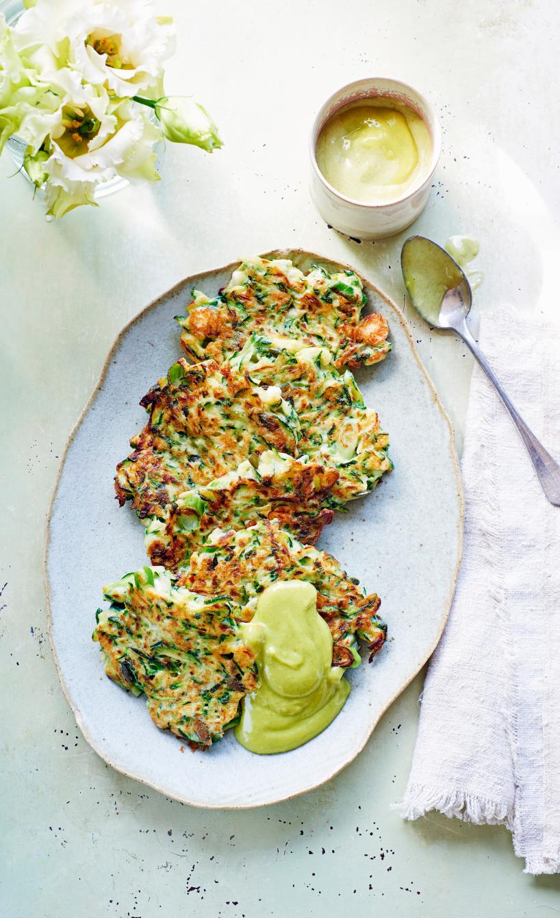 Heißluftfrittierte Zucchinipuffer angerichtet auf einem Teller